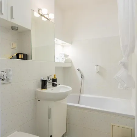 Διαμέρισμα Urban Chic - Cozy One-bedroom In Warsaws Vibrant Center, Zelazna Street *