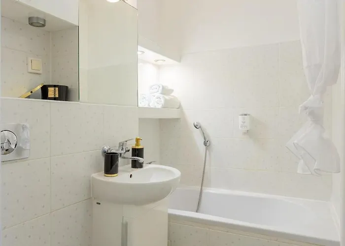 شقة Urban Chic - Cozy One-bedroom In Warsaws Vibrant Center, Zelazna Street *