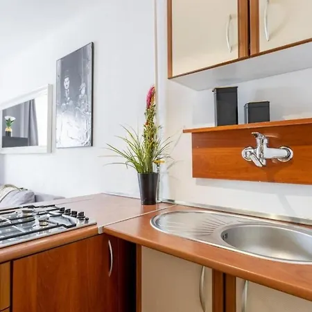 Apartman Urban Chic - Cozy One-bedroom In Warsaws Vibrant Center, Zelazna Street *