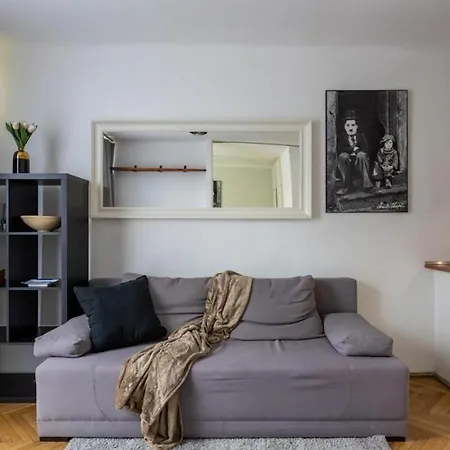 Urban Chic - Cozy One-bedroom In Warsaws Vibrant Center, Zelazna Street * Varsó