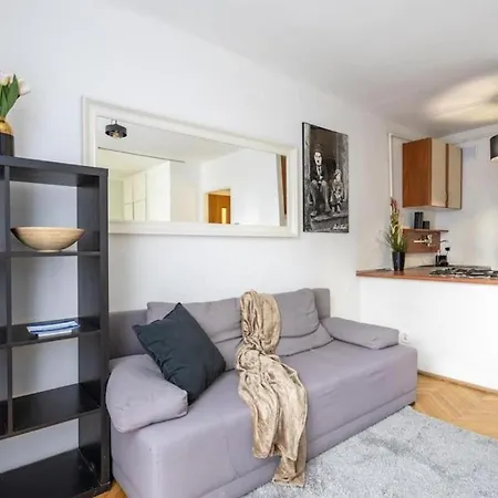 Urban Chic - Cozy One-bedroom In Warsaws Vibrant Center, Zelazna Street Apartman *
