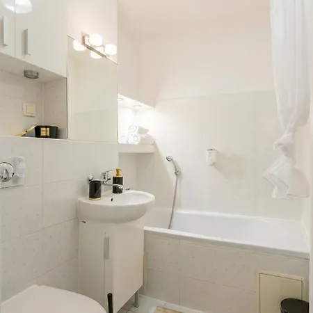 Urban Chic - Cozy One-bedroom In Warsaws Vibrant Center, Zelazna Street *